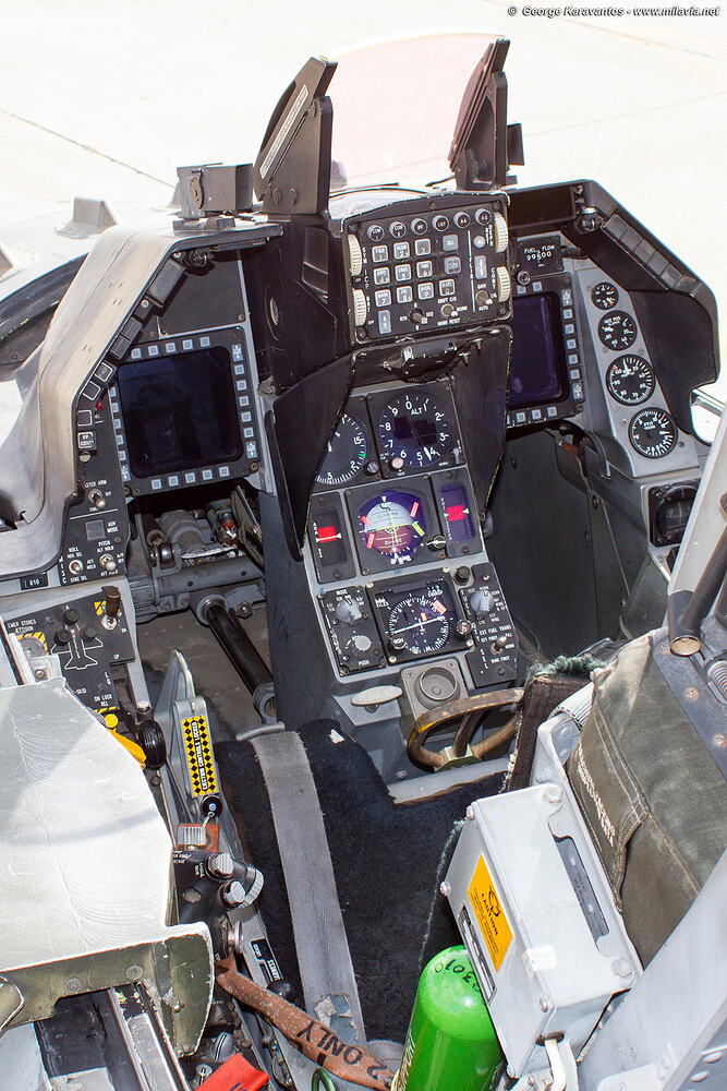 f-16_fighting_falcon_cokpit_2