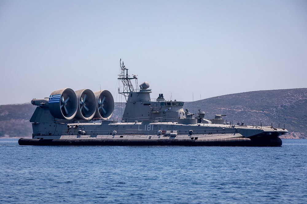 HS_Ithaca_(L_181)_Zubr_class_LCAC_of_Greece