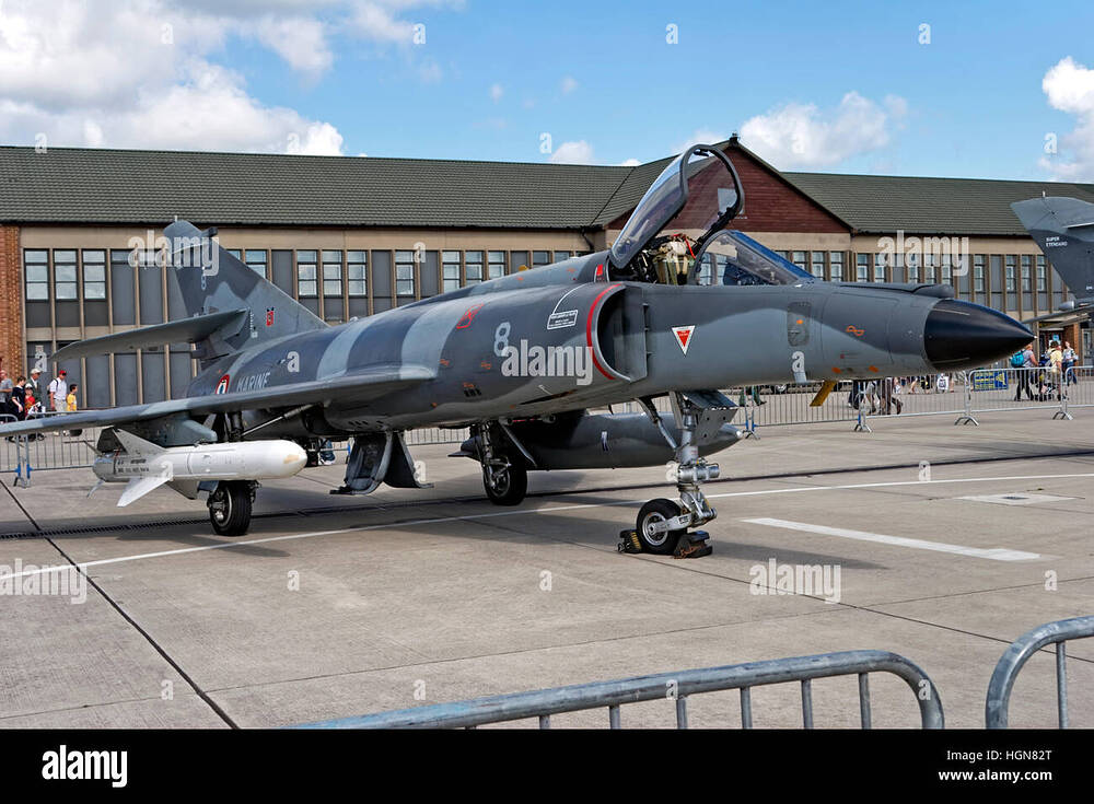 un-exocet-am39-anti-ship-missile-monte-sur-une-marine-francaise-dassault-breguet-super-etendard-sem-lors-de-la-journee-de-l-air-2007-yeovilton-hgn82t