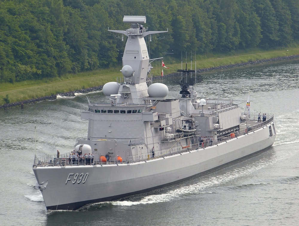 Le F930 LEOPOLD I dans le canal de Kiel, le 9 juin 2014