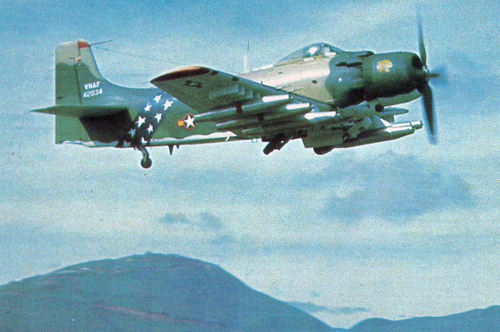Douglas_A-1J_Skyraider_of_the_516th_FS_(VNAF)_takes_off_from_Da_Nang_Air_Base,_in_October_1966