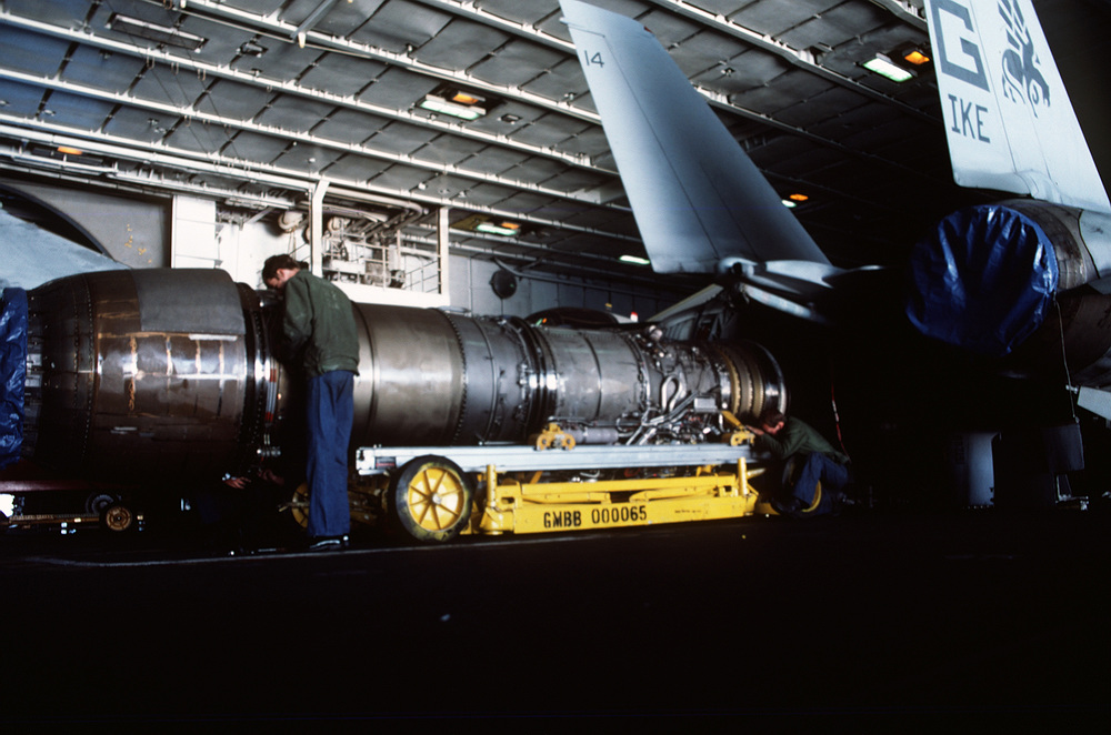 TF30_turbofan_in_an_F-14A