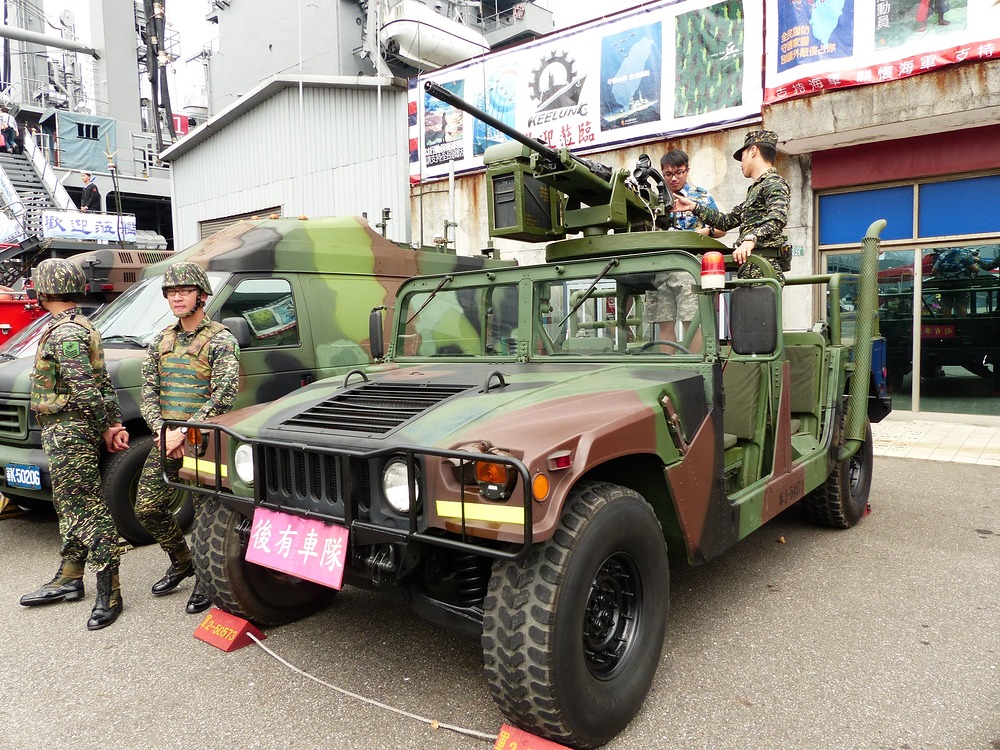 ROCMC_Humvee_Carried_T-75M_20mm_Cannon_Display_at_Keelung_Naval_Pier_20140327b