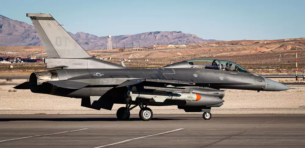 92-0926 F-16C & AGM-84N