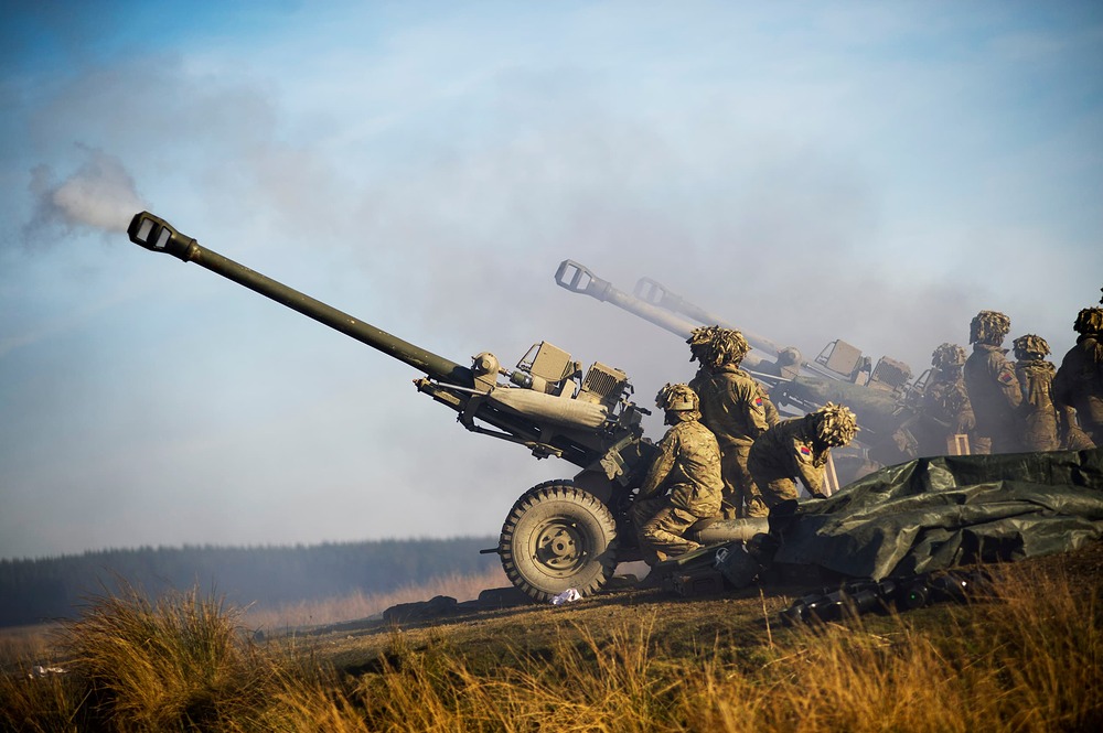Royal_Artillery_Firing_105mm_Light_Guns_MOD_45155621