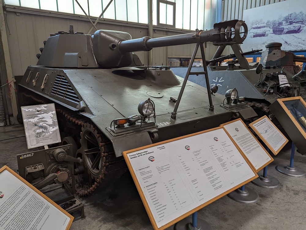 Spähpanzer_Hotchkiss_90mm_SP_I.C._(53894111090)