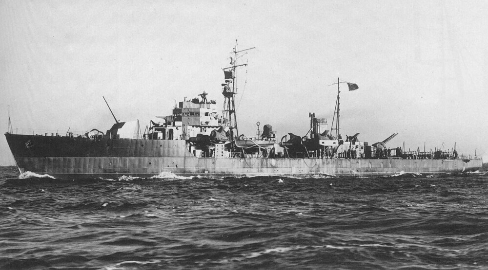 Japanese_escort_ship_Shisaka_1944