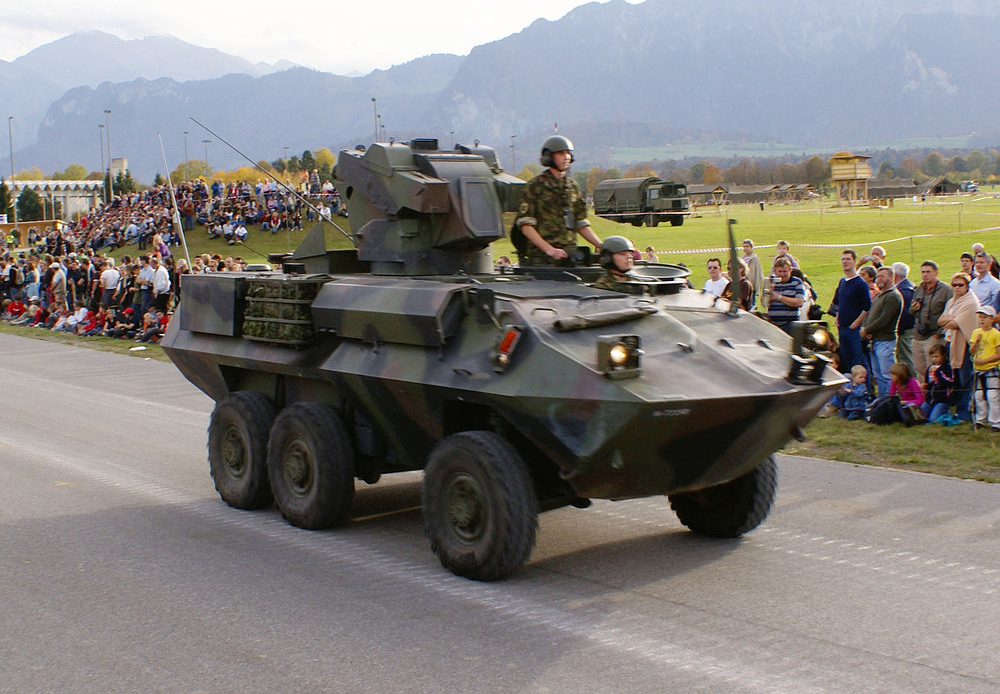 Pzj_Tow_PIRANHA_-Schweizer_Armee-_Steel_Parade_2006