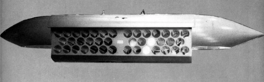 Lance-grenades français avec 40 grenades de 74 mm -2,91- in et compatible avec les points OTAN de 356 mm -14 in-