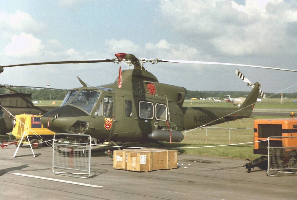 Bell_412_N412AH_at_Farnborough_1986_(52084601769)