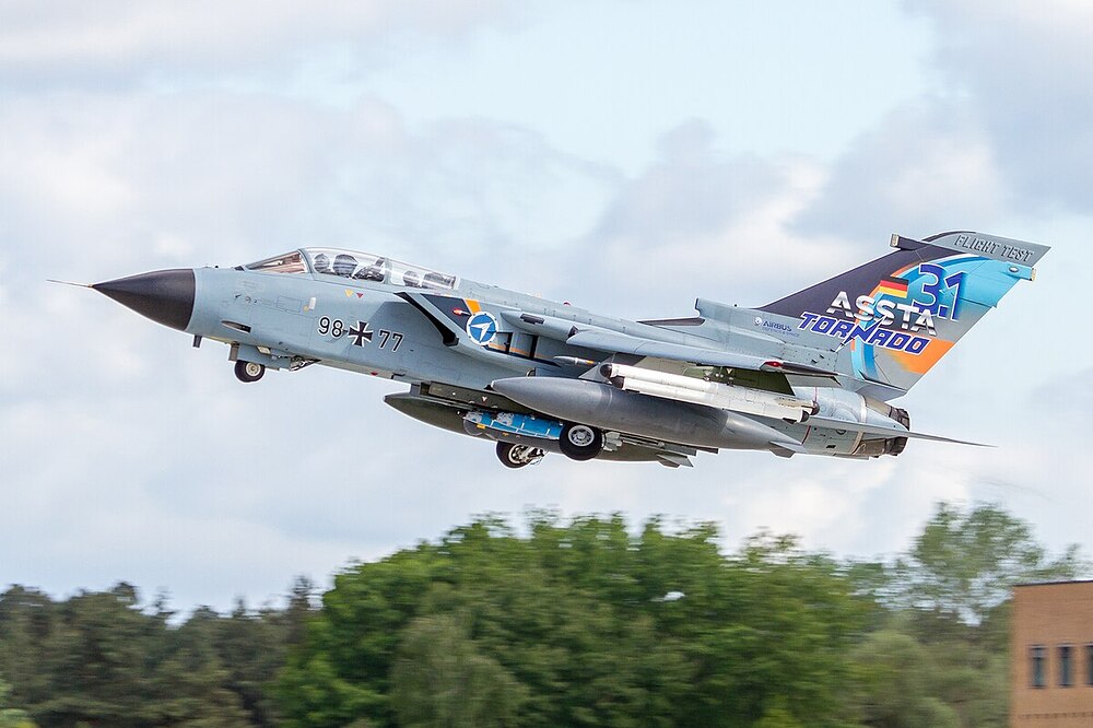 1200px-Tornado_98+77_ASSTA_3.1TakeOff