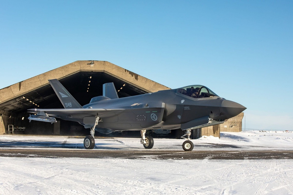 A Royal Norwegian Air Force F-35A fighter jet in front of a shelter at Keflavik Air Base, Iceland. The photo was taken during the first Norwegian F-35 deployment to Iceland in 2020.