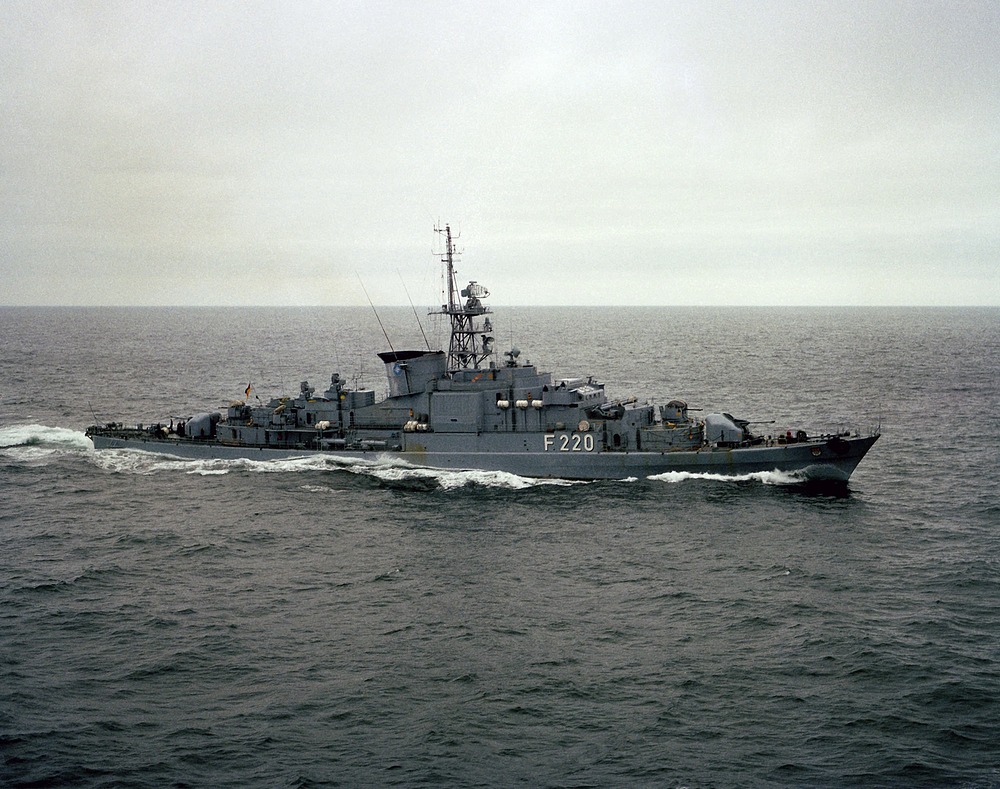 A starboard bow view of the West German frigate Köln (F 220) underway in 1982