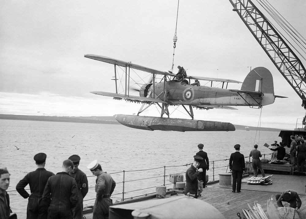 A_Fairey_Swordfish_being_hoisted_aboard_HMS_MALAYA,_October_1941._A5694