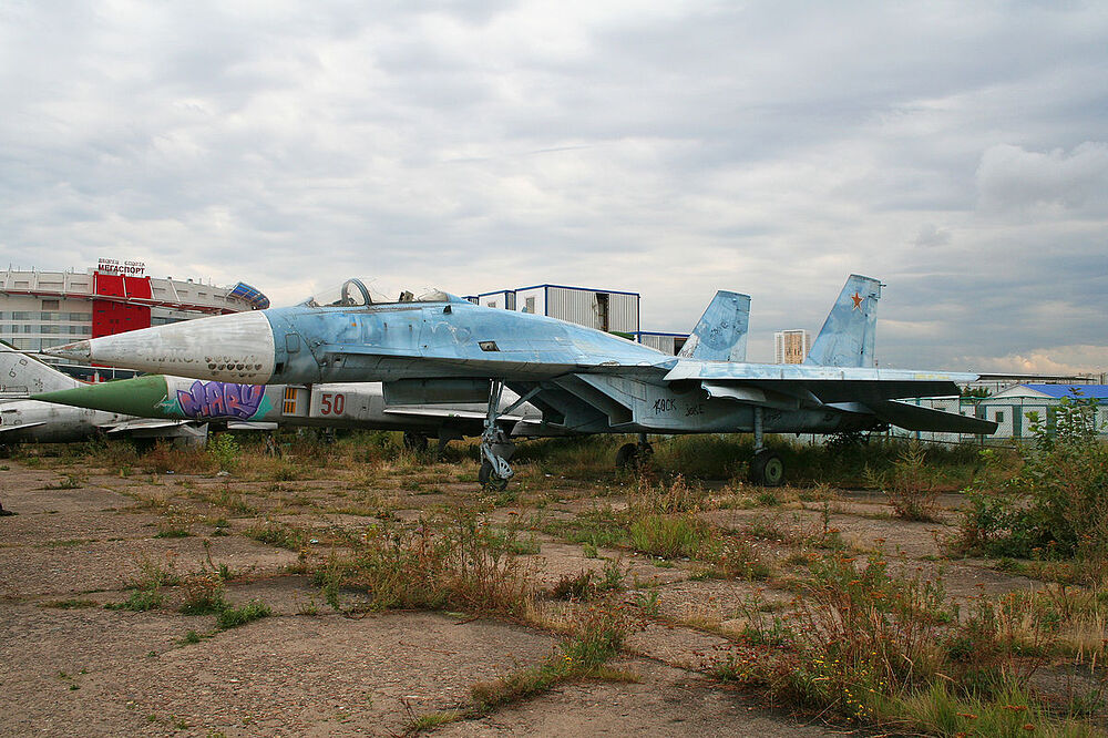 Sukhoi_T-10_Flanker-A_20_blue_(8481836527)