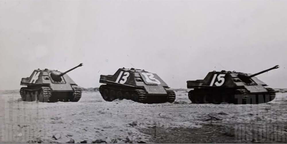 captured-and-up-armored-jagdpanthers-v0-2o4kf9qebsxe1