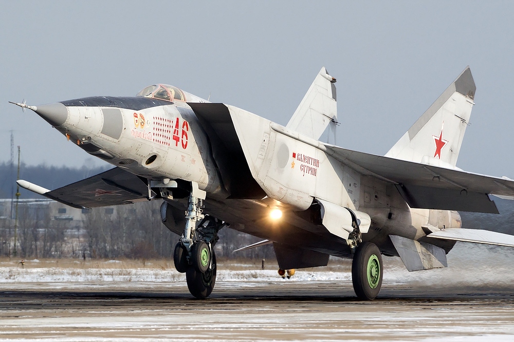 HA5601-Mikoyan-Gurevich-MiG-25RB-Russian-Air-Force-AN2195954