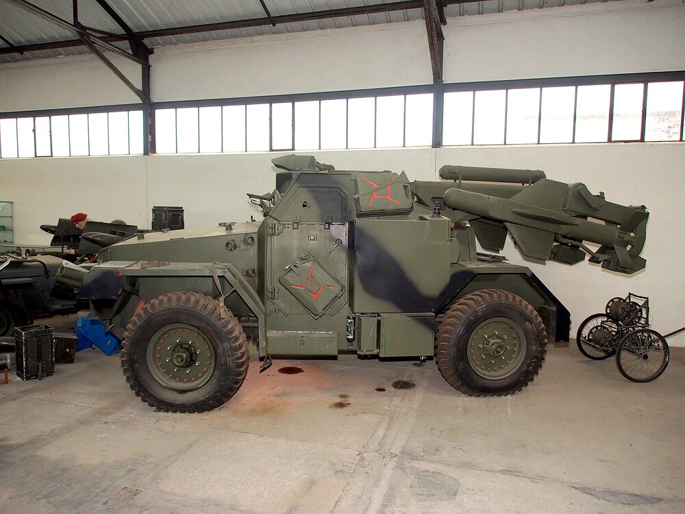 2560px-FV1620_Humber_Hornet_(FV1620,_Truck_1_ton,_air_portable,_launcher,_Hornet_in_the_Musée_des_Blindés,_France,_pic-2