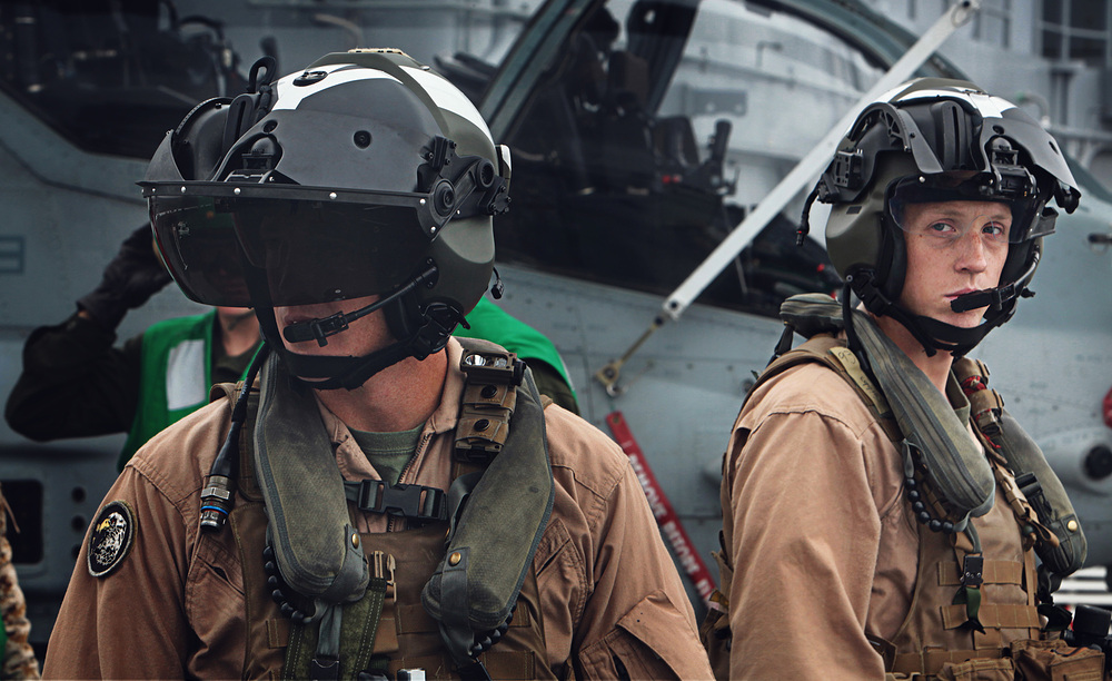 AH-1Z_pilots_with_helmet_mounted_displays