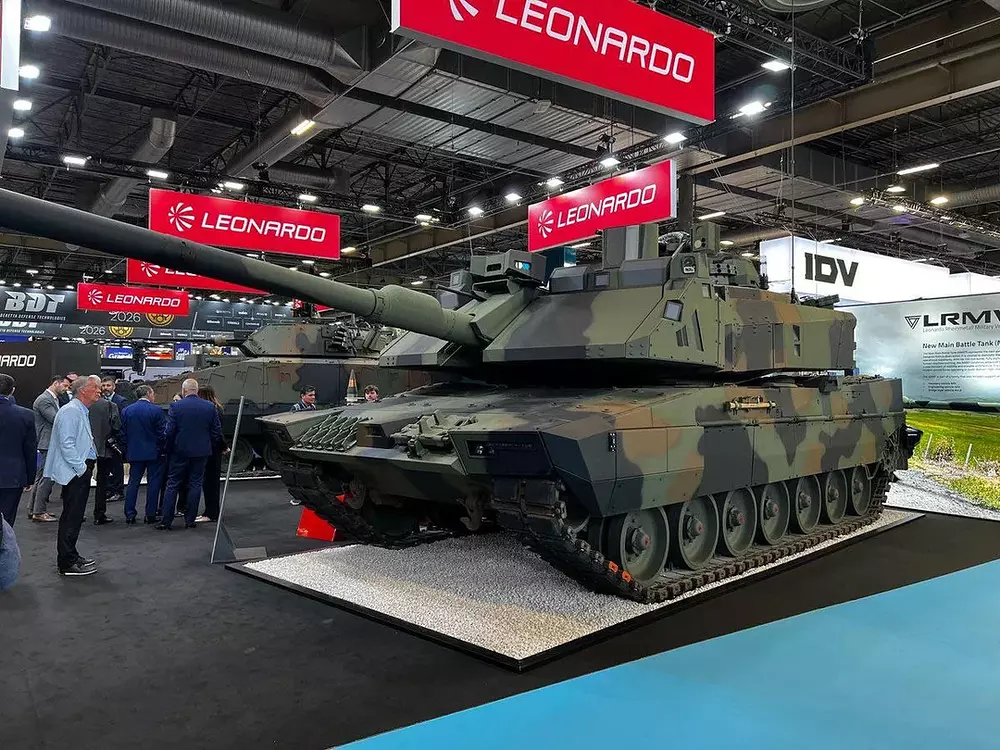 italian-main-battle-tank-imbt-mock-up-prototype-unveiled-at-v0-m9txrm5ulm7h1