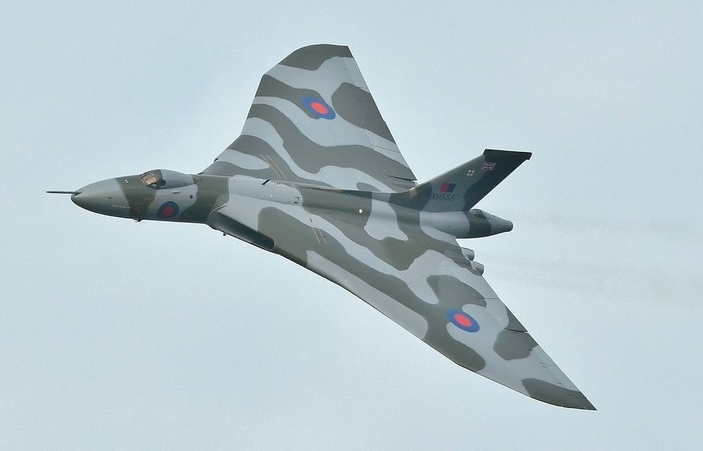 XH558_(G-VLCN)Avro_Vulcan-Last_Flight_over_Farnborough(cropped)