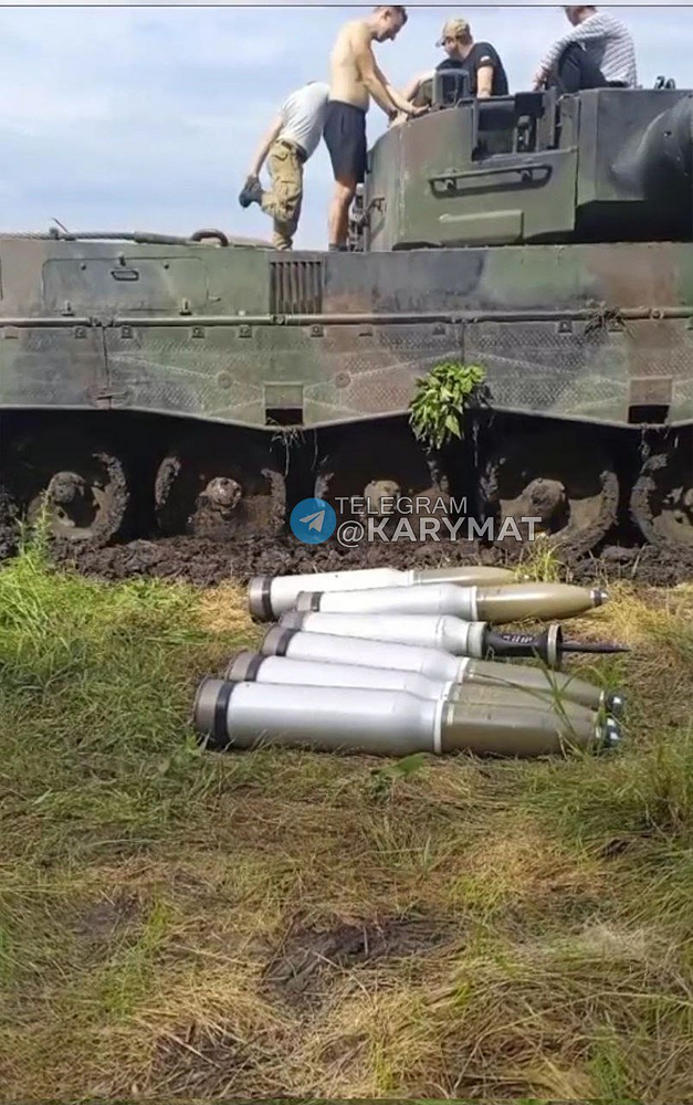 ukrainian-leopard-2a4-being-loaded-with-120mm-im-he-t-and-v0-sjxfkw3lyfhb1