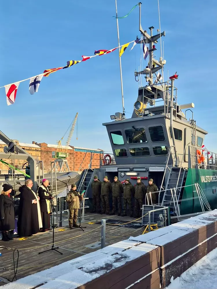 Urochysta-tseremoniya-pidnyattya-praporu-na-patrulnomu-kateri-Barta-1.-Foto-Baltic-Workboats