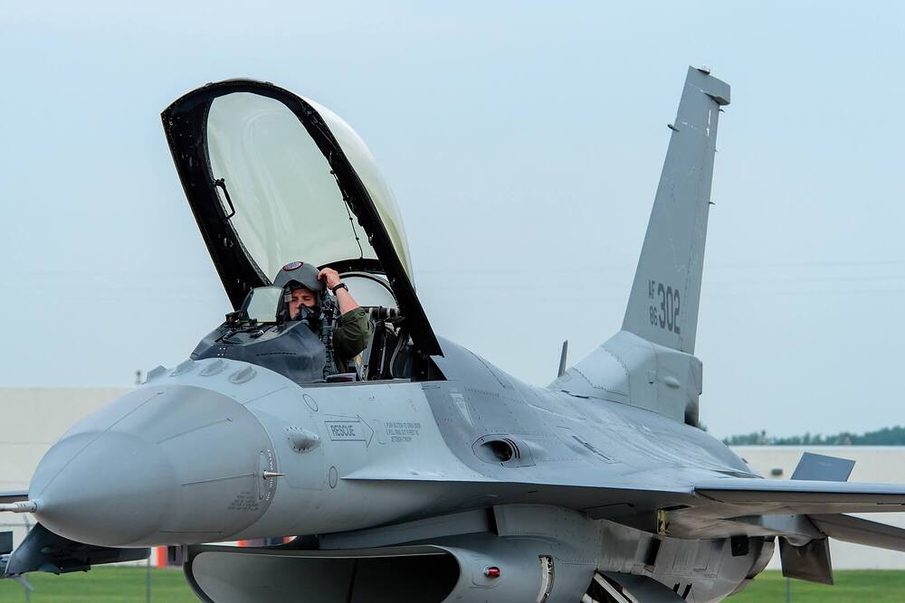 an_f-16_fighting_falcon_pilot_of_the_u.s._national_guard
