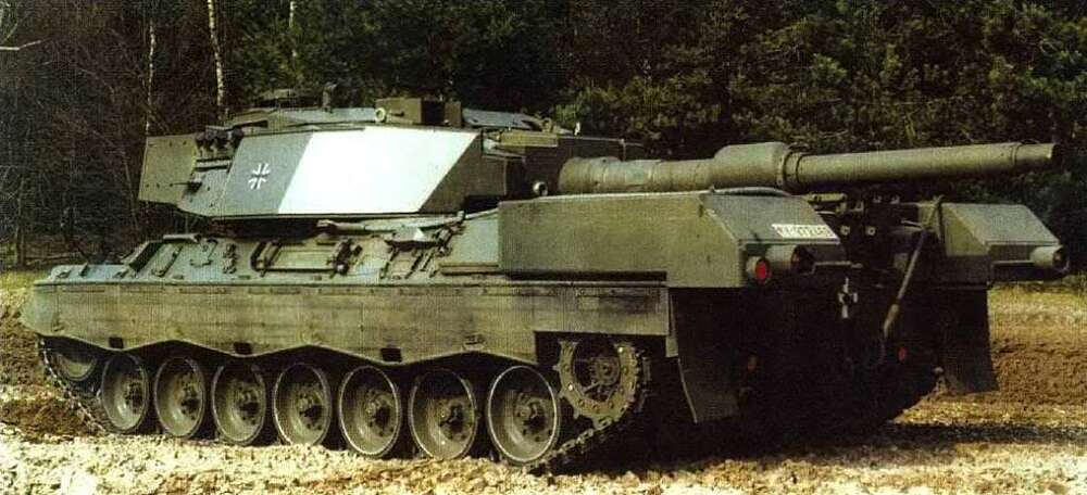 leopard-1a6-prototype-version-of-leopard-1-with-additional-v0-nqxcspcqhtpb1 (1)