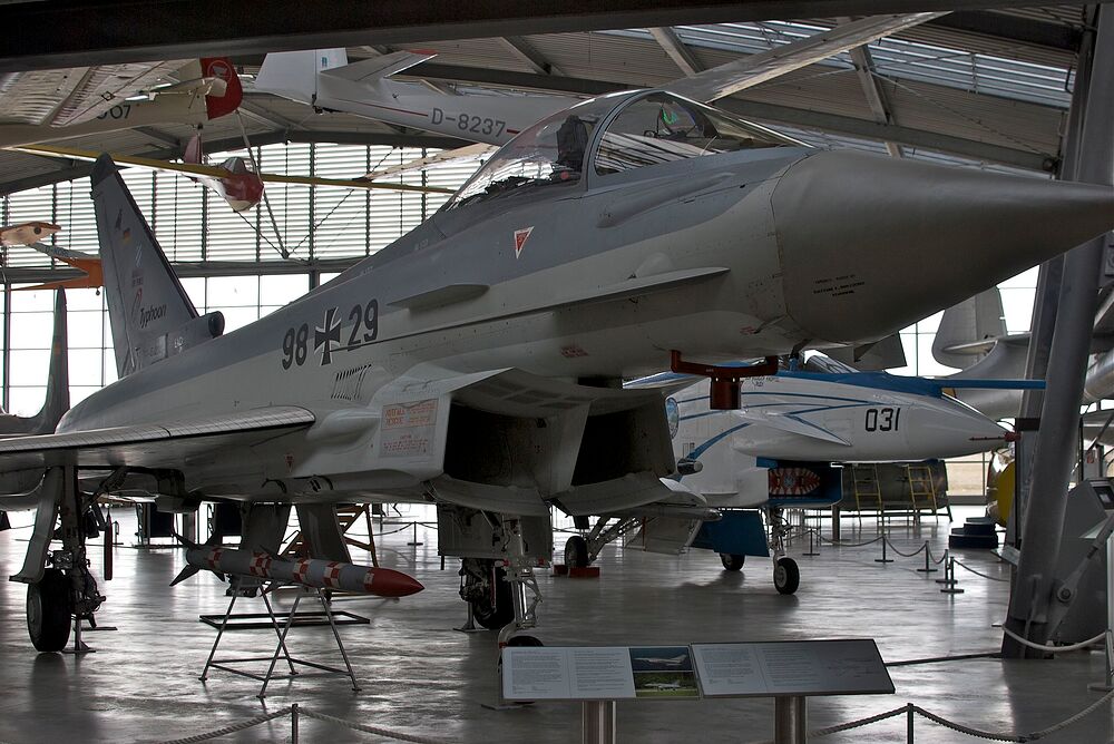 2560px-Eurofighter_Typhoon_@_Deutsche_Museum_Flugwerft_Schleißheim