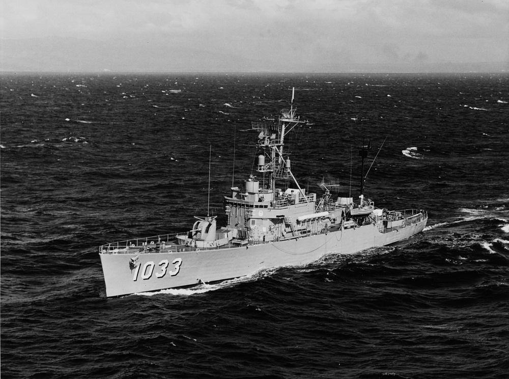 USS Claud Jones (DE-1033) underway off the coast of Oahu, Hawaii (USA), on 22 February 1971