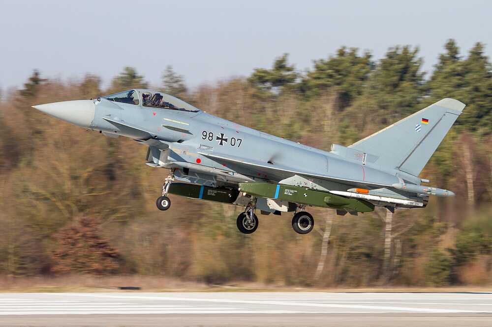 Eurofighter_Typhoon_IPA_7_with_TAURUS,_ETSI_Final_Approach_No._2 (1)