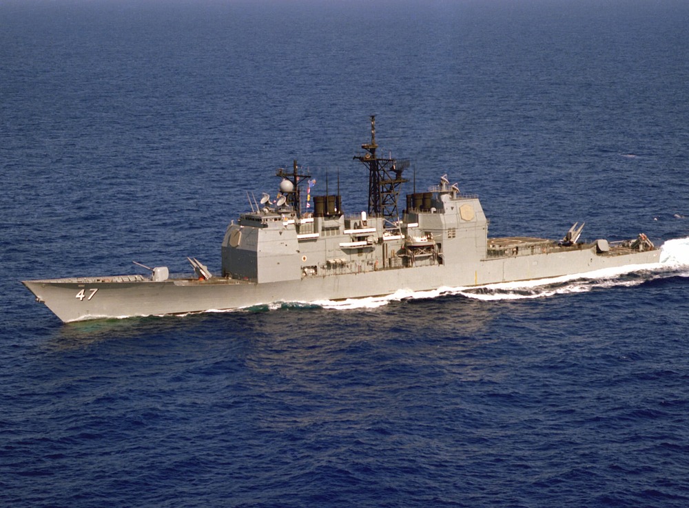 USS_Ticonderoga_(CG-47)underway_off_Puerto_Rico_on_9_April_1983(6379851)