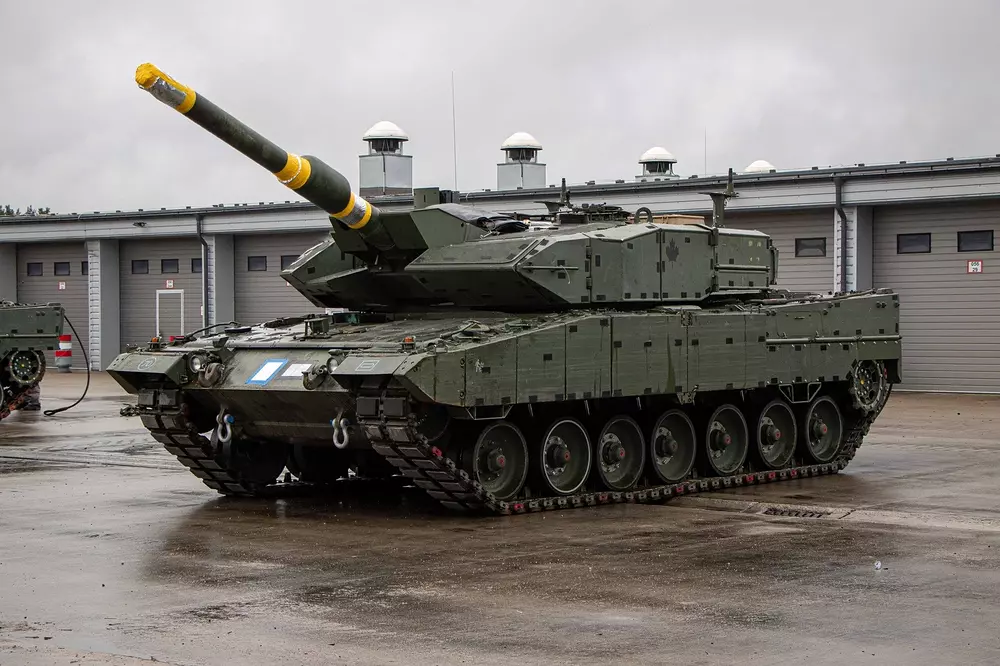 canadian-leopard-2a4m-tank-at-the-latvian-base-in-ādaži-v0-l0phblda2o1c1