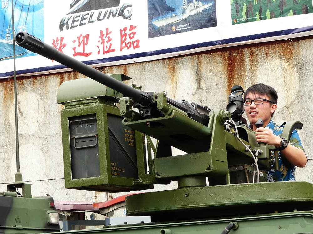 Visitor_Operating_T-75M_20mm_Cannon_Mounted_on_ROCMC_Humvee_20140327