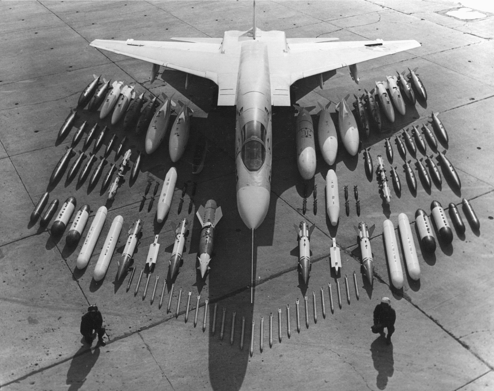 A3J-2_Vigilante_with_weapon_load_display_c1962