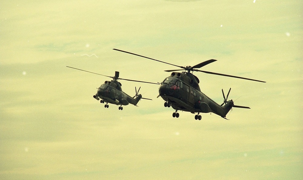 Berbagai pesawat yang dimiliki TNI AU ikut berpartisipasi dalam HUT TNI AU, 10 April 1995, di Jakarta. KOMPAS KARTONO RYADI