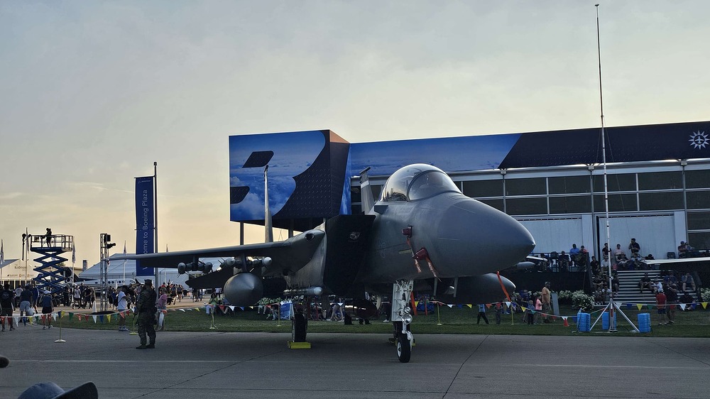 F-15EX no CFTs + 12x AMRAAMs