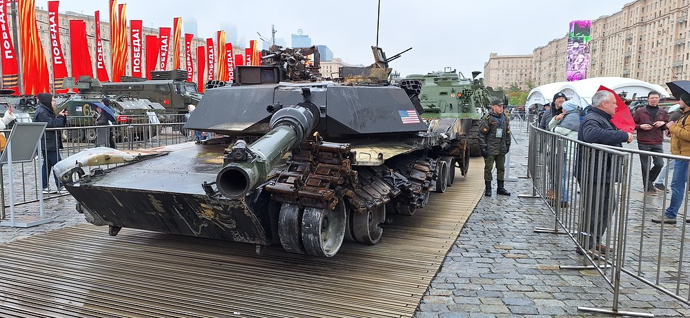 M1A1__Abrams__on_captured_equipment_exhibition_in_Moscow_(front_view)
