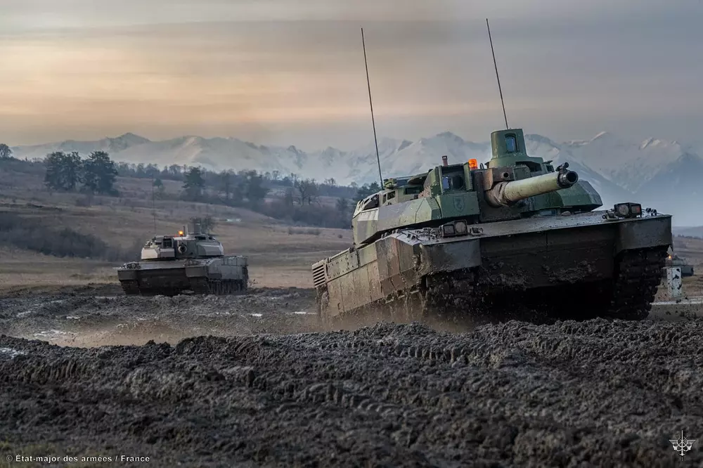amx-56-leclerc-tanks-during-exercises-1600x1060-v0-0yogejum94lc1