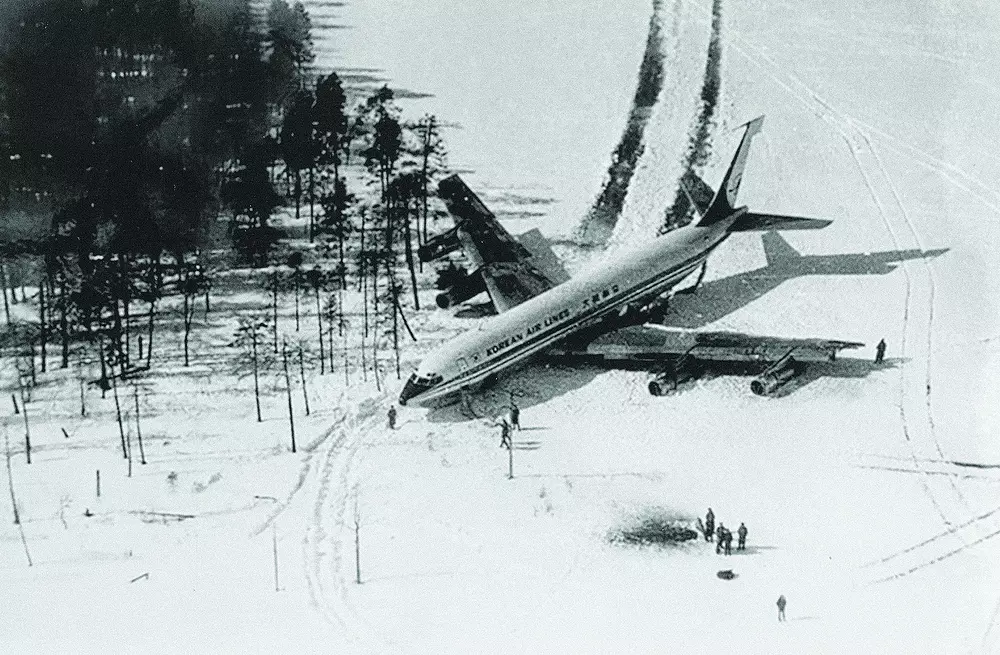 KAL 902 landing1