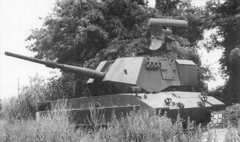 76-mm_Super_Rapid_Gun_System_on_OF-40_tank_chassis_(greenwood_background)