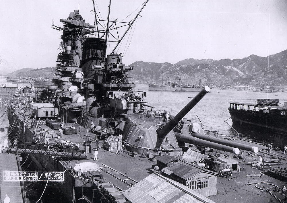 Japanese_battleship_Yamato_fitting_out_at_the_Kure_Naval_Base,_Japan,20_September_1941(NH_63433)