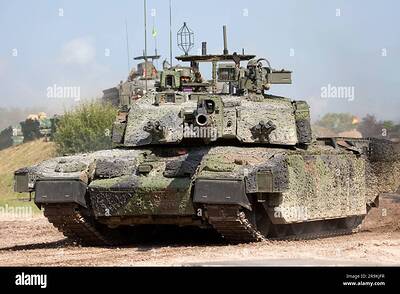 challenger-2-tes-megatron-the-british-theatre-entry-standard-reference-vehicle-fitted-with-a-mobile-camouflage-system-mcs-in-2023-bovington-uk-2R9KJFR