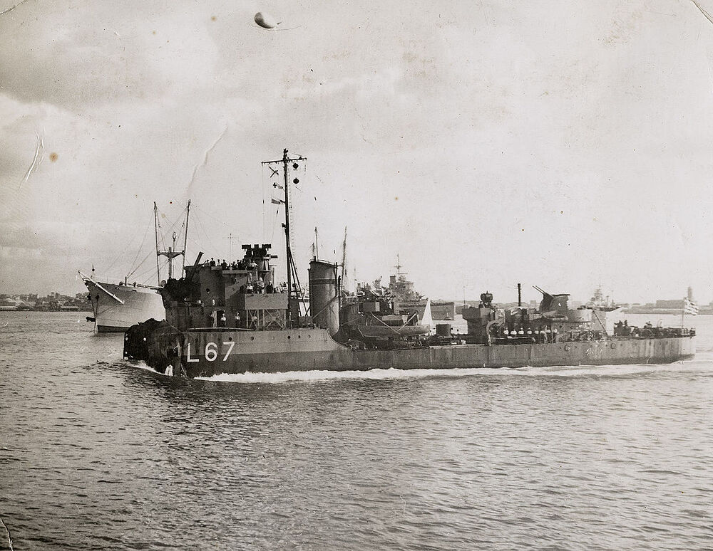 1200px-Greek_destroyer_Adrias