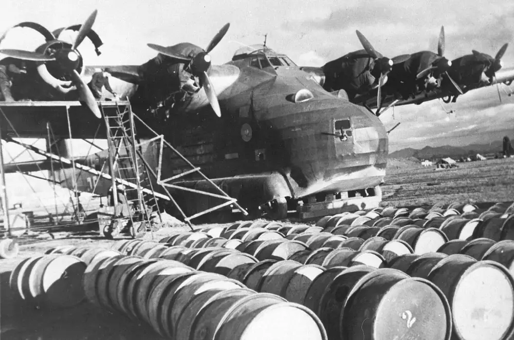 messerschmitt-me-323-gigant-heavy-transport-on-the-eastern-v0-mq1593klnhh91