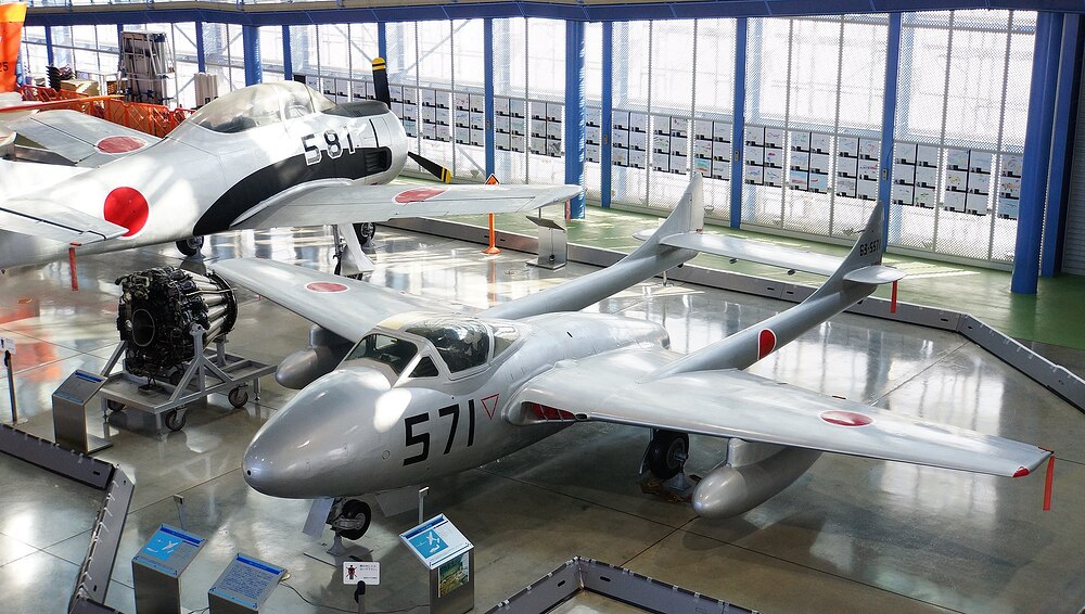 1920px-JASDF_De_Havilland_Vampire_T.55(63-5571)_left_front_top_view_at_Hamamatsu_Air_Base_Publication_Center_November_24,_2014_01