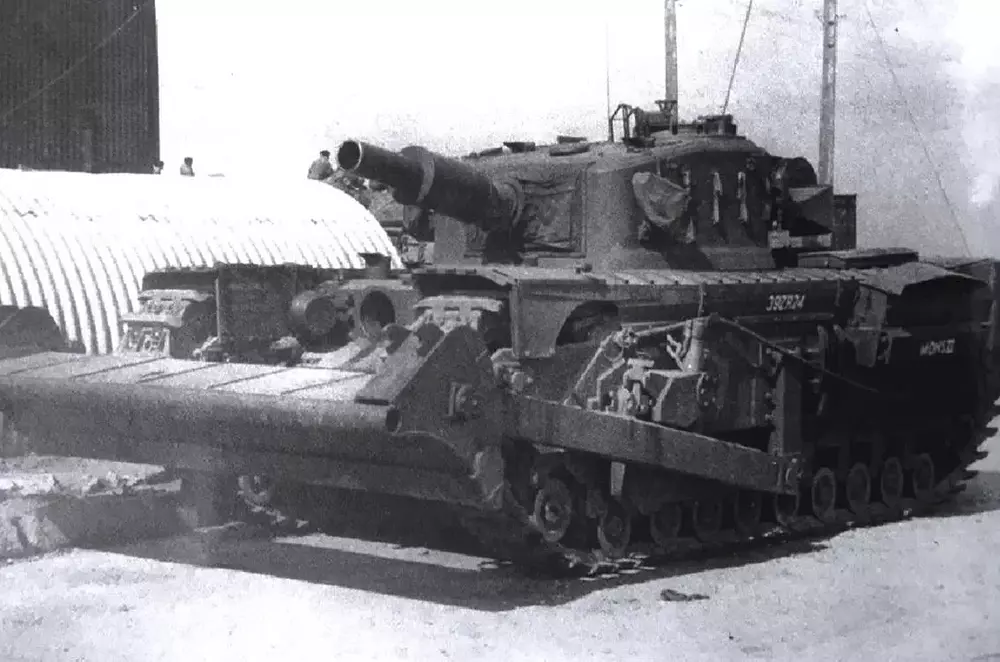 this-is-a-churchill-avre-but-what-kind-of-gun-is-it-using-v0-7ik1fr5lqjoc1