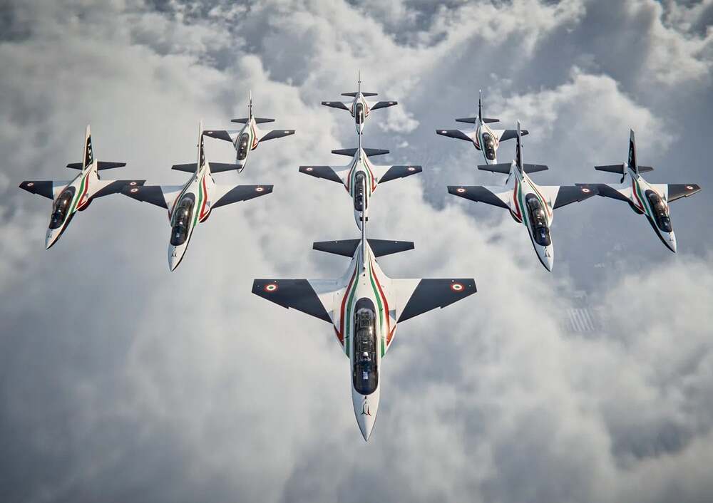 le-frecce-tricolori-cambiano-aereo-e-livrea-riceveranno-gli-v0-7zz1ypqytjod1
