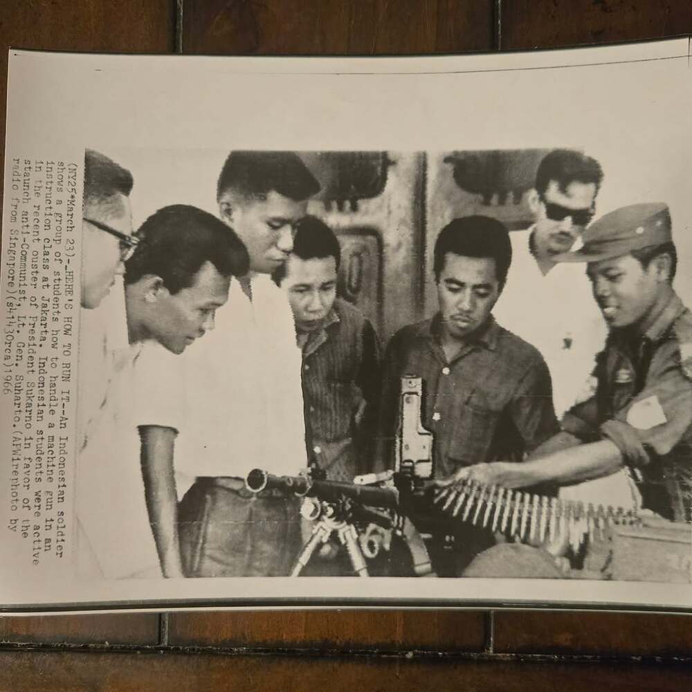 1966, Seorang militer mengajarkan siswa cara menggunakan senapan mesin.Foto ini diambil Maret 19